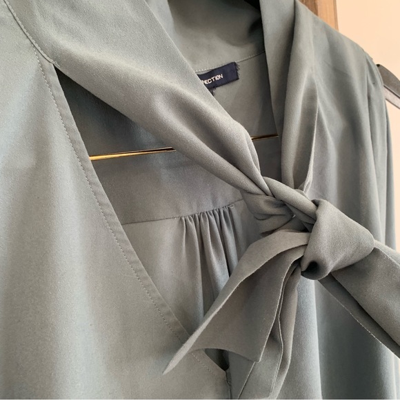 French Connection Tie Neck Crepe Blouse Size Medium - Picture 5 of 12